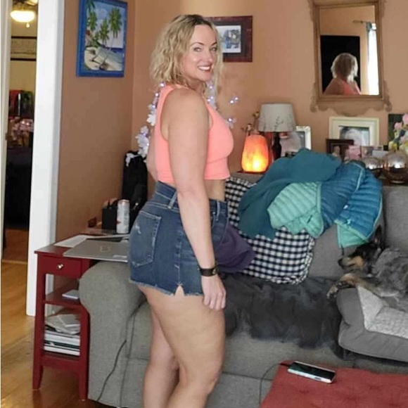 Good American bombshell cut-off denim shorts. - Picture 2 of 5